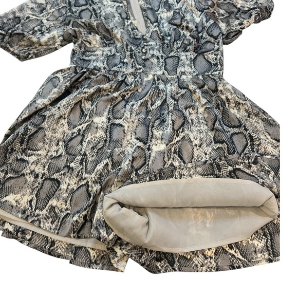 MAIN STRIP Romper Snake Skin Print, V-Neck, Gray/Black & White, Size‎ Large - Picture 5 of 12
